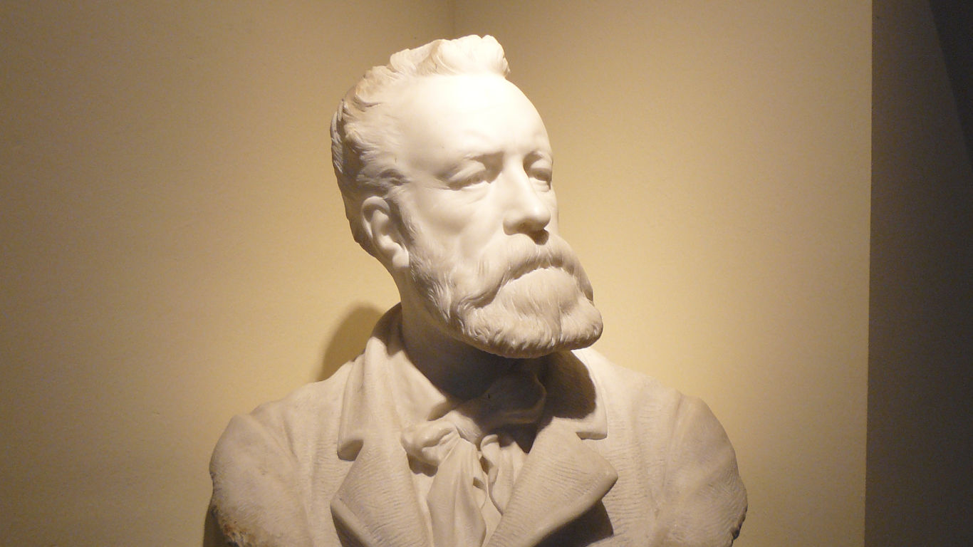 Statue at Jules Verne Museum