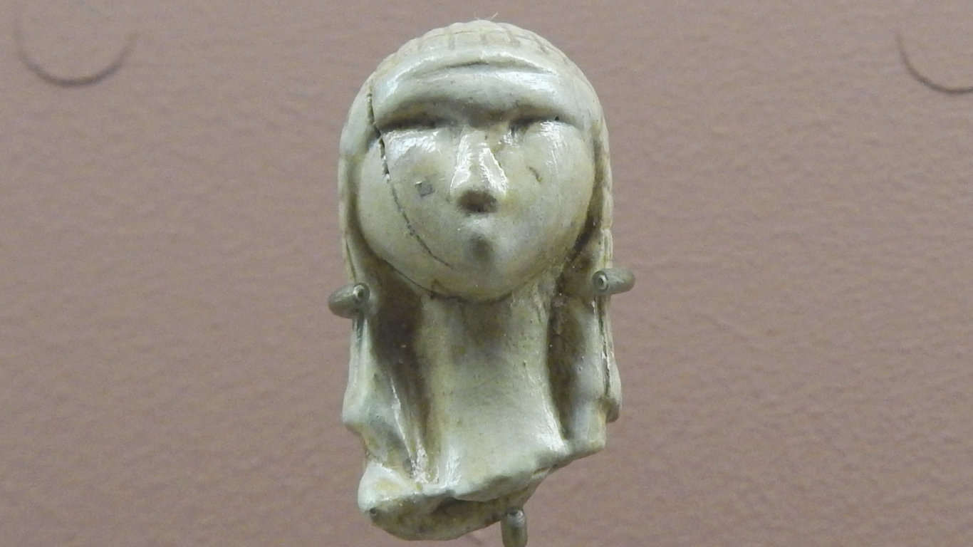 Statue at Maison de la Dame de Brassempouy