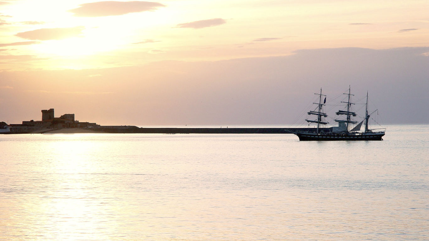 Sailing ship in Saint-Jean-de-Luz